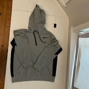 Men’s NiKe Therma-fit medium sweatshirt like new only worn a few times.